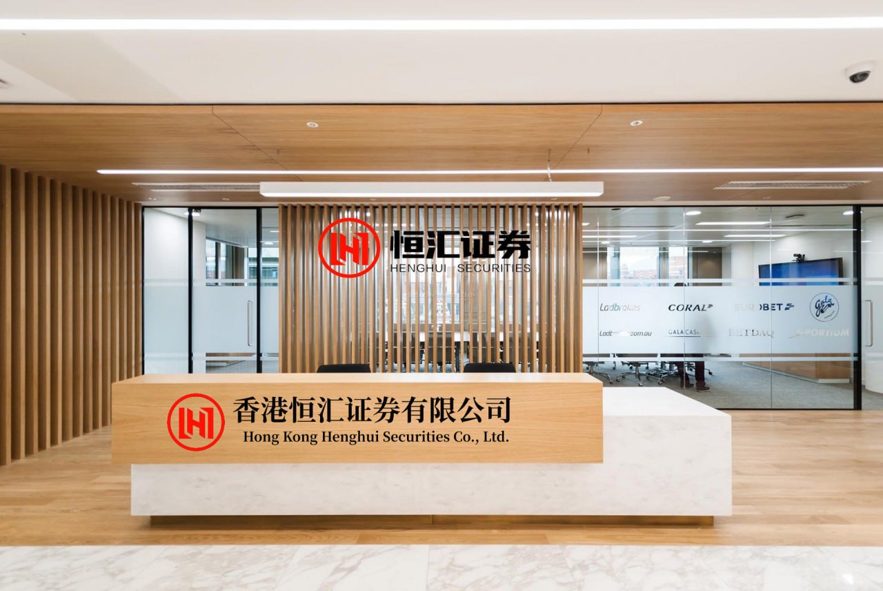 51策略官网 半决赛0比2落后，换谁都想找个地缝钻进去！可王皓站在场边，盯着梁靖崑的眼睛，突然甩出一句：“老梁，你已经输了。”，全场一静，连解说都卡了壳！不是安慰，不是布置战术，更不是喊加油，而是直接把“最坏结果”拍在你脸上。可就在梁胖呼吸都僵住的下一秒，王皓吼出来：“就当输了打，放开抡！”这话听着像赌...